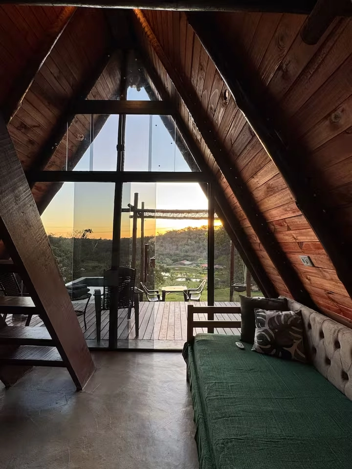 Vista interna para o deck e pôr do sol
