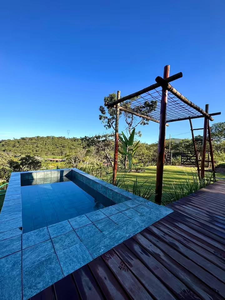 Pergolado e piscina com vista para a natureza